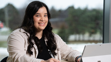 Dairelys Guedez studying outside at Oakland University
