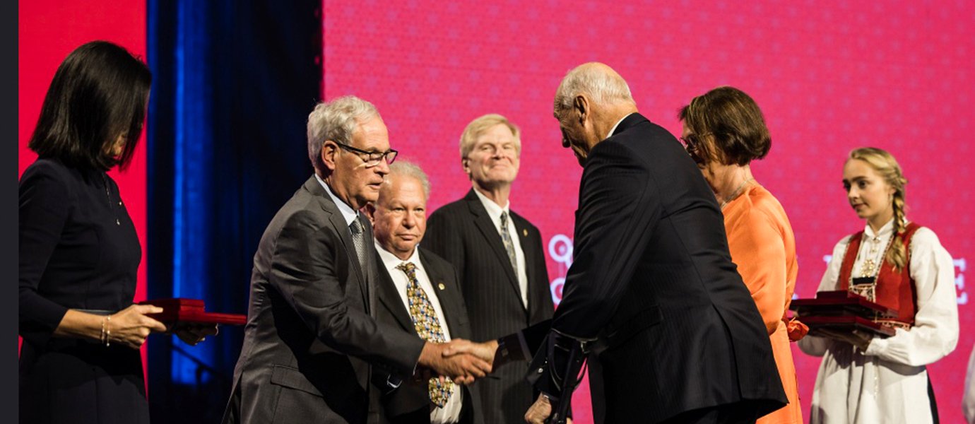 Harry Orr receiving the Kavli Prize