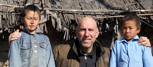 An image of Dr. Keidan with two children in Nepal