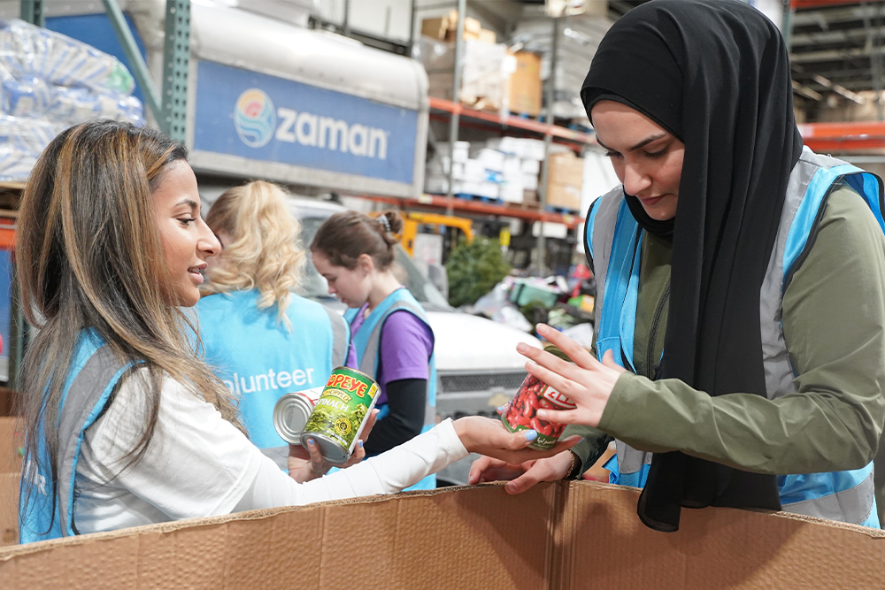 OUWB students sorting canned goods